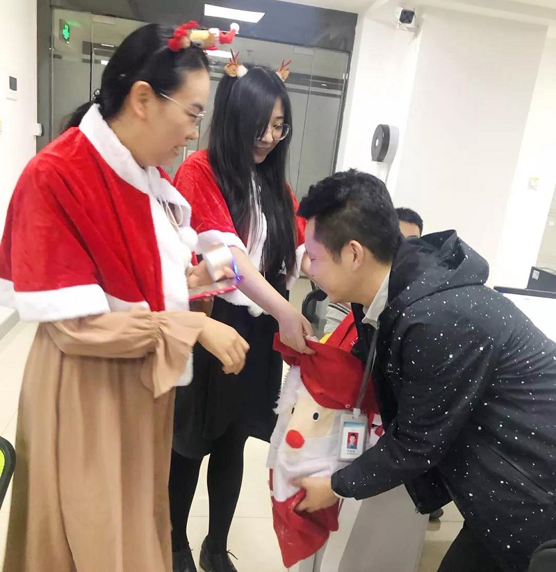 2019年圣诞节云里物里小姐姐化身麋鹿派发礼物